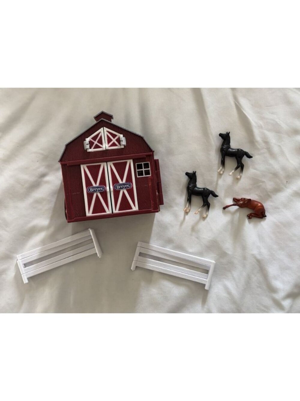 Breyer Stablemate Red Pocket Barn 3 Stablemate Foals & Fence Retired